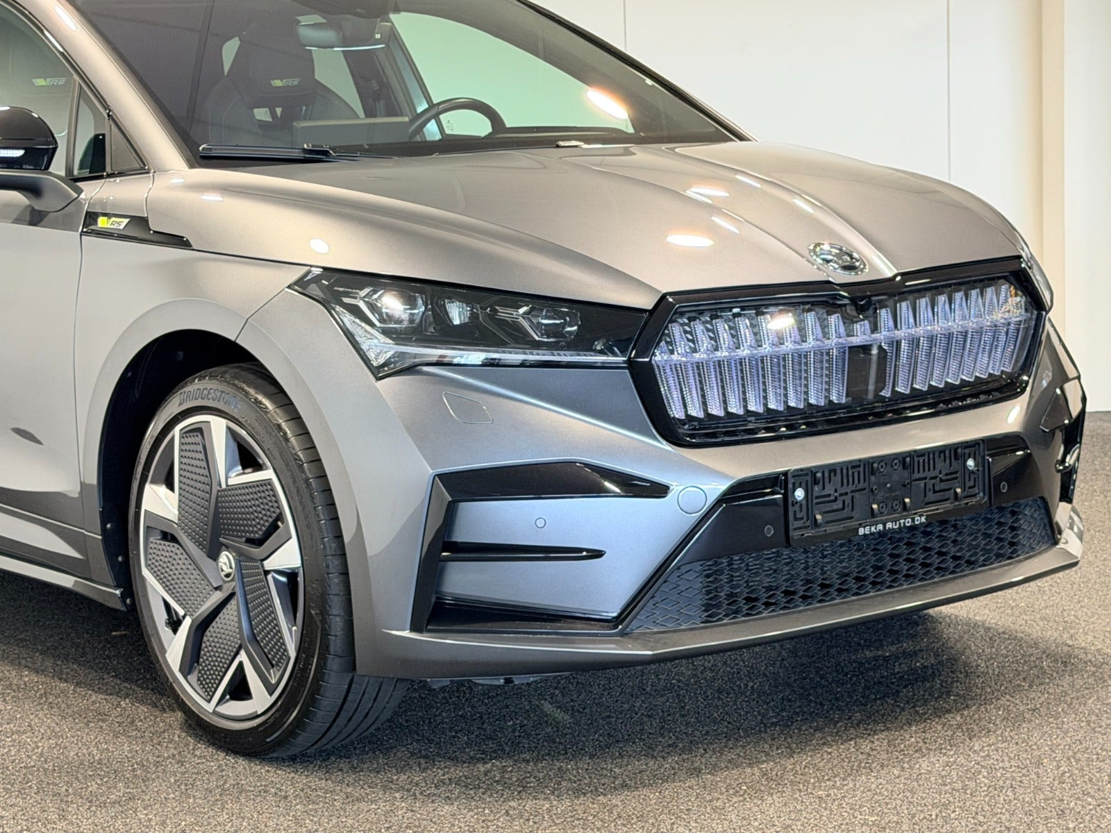 Grå Skoda Enyaq fra 2024