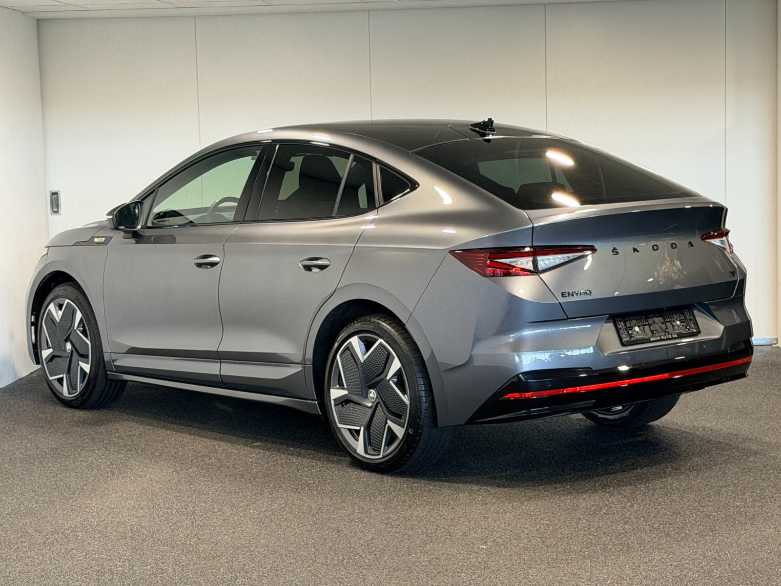 Grå Skoda Enyaq fra 2024