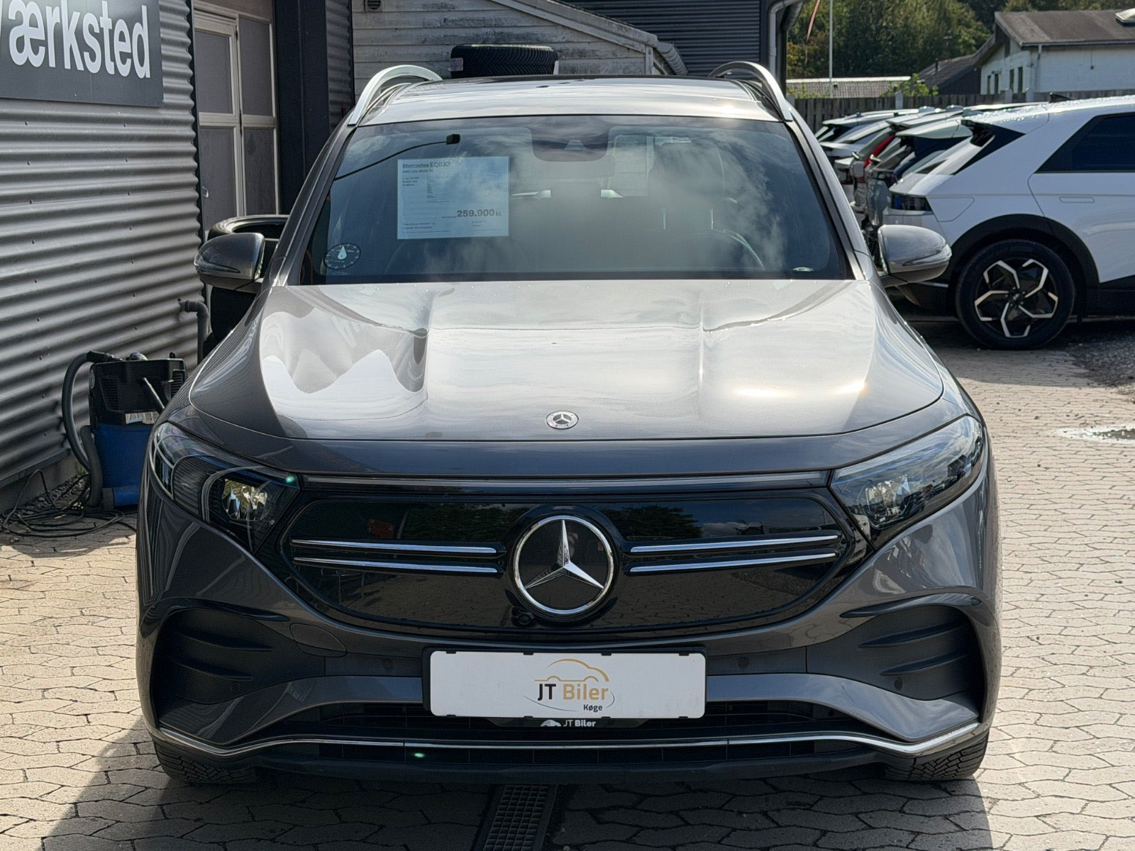 Grå Mercedes EQB300 fra 2022