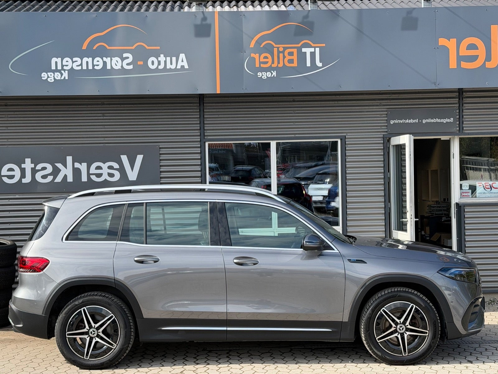Grå Mercedes EQB300 fra 2022