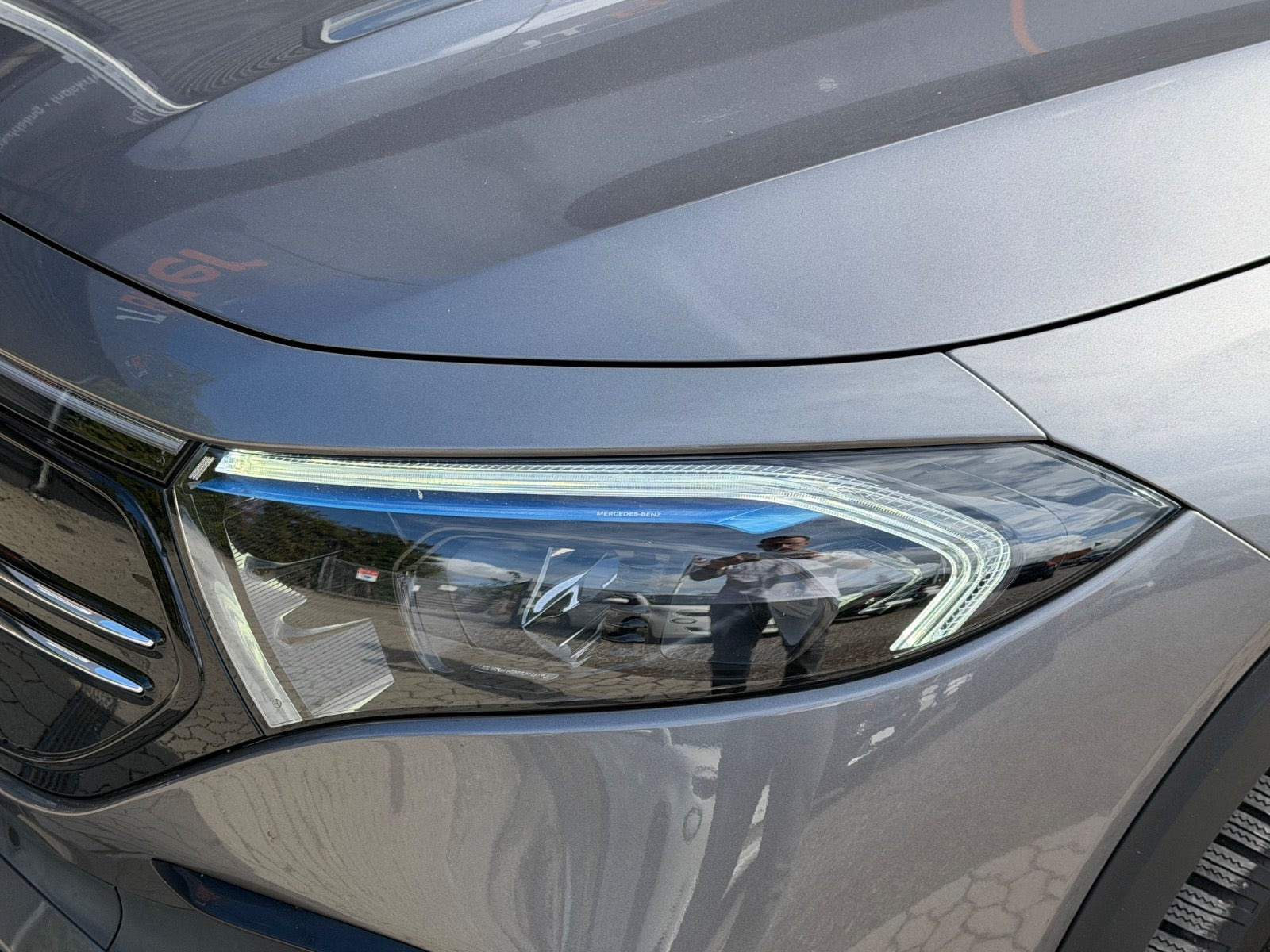 Grå Mercedes EQB300 fra 2022