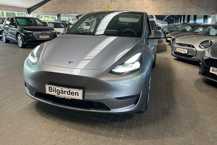 Sølv Tesla Model Y fra 2024