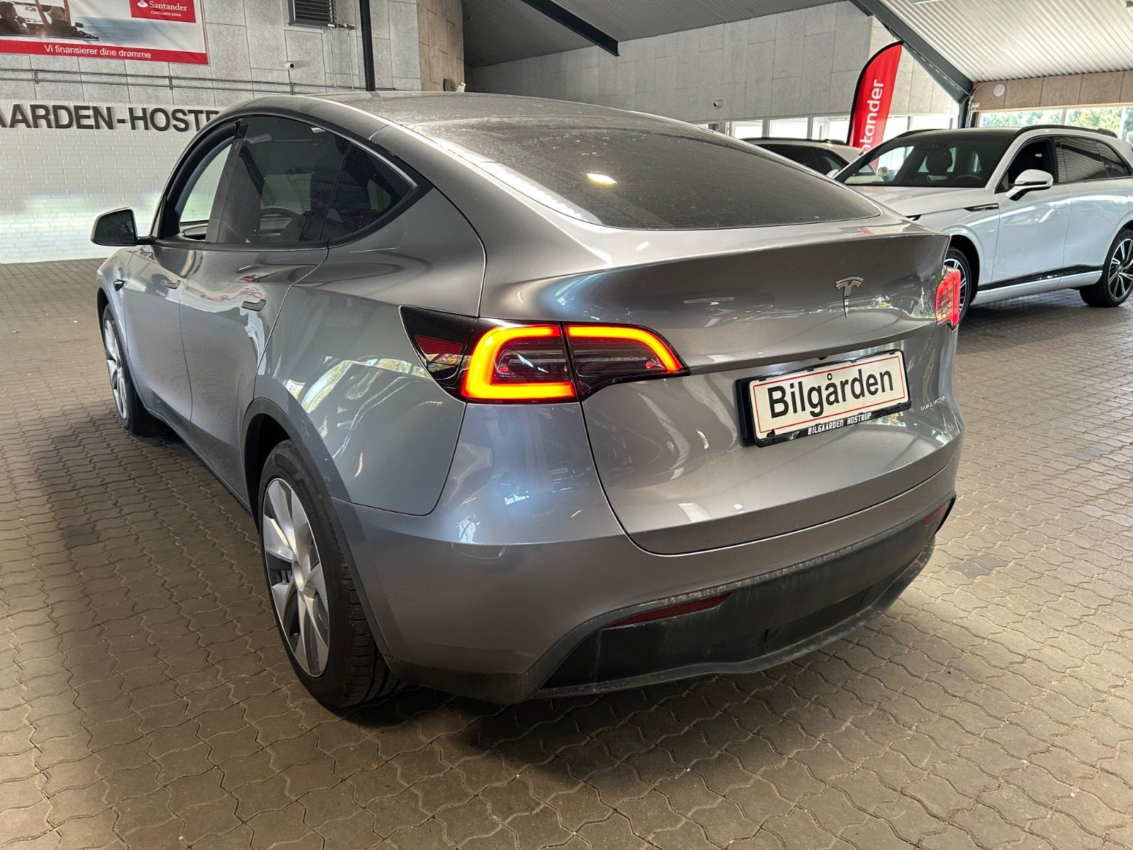 Sølv Tesla Model Y fra 2024