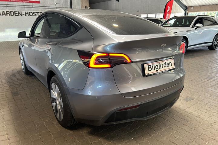 Sølv Tesla Model Y fra 2024