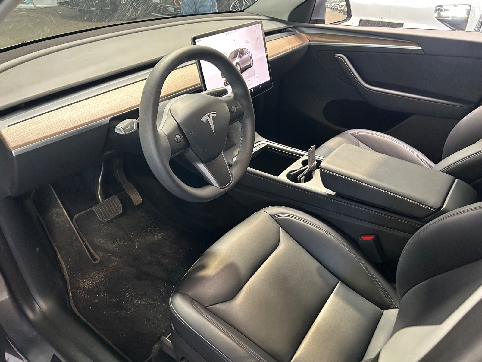 Sølv Tesla Model Y fra 2024