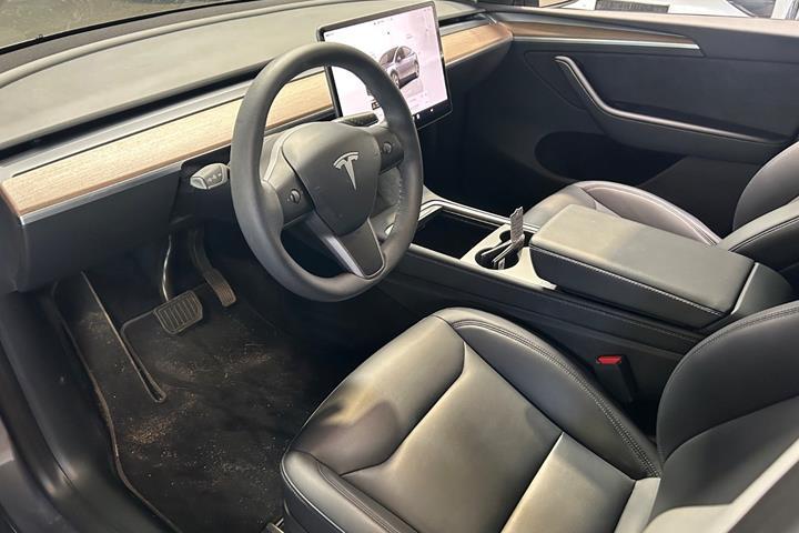 Sølv Tesla Model Y fra 2024