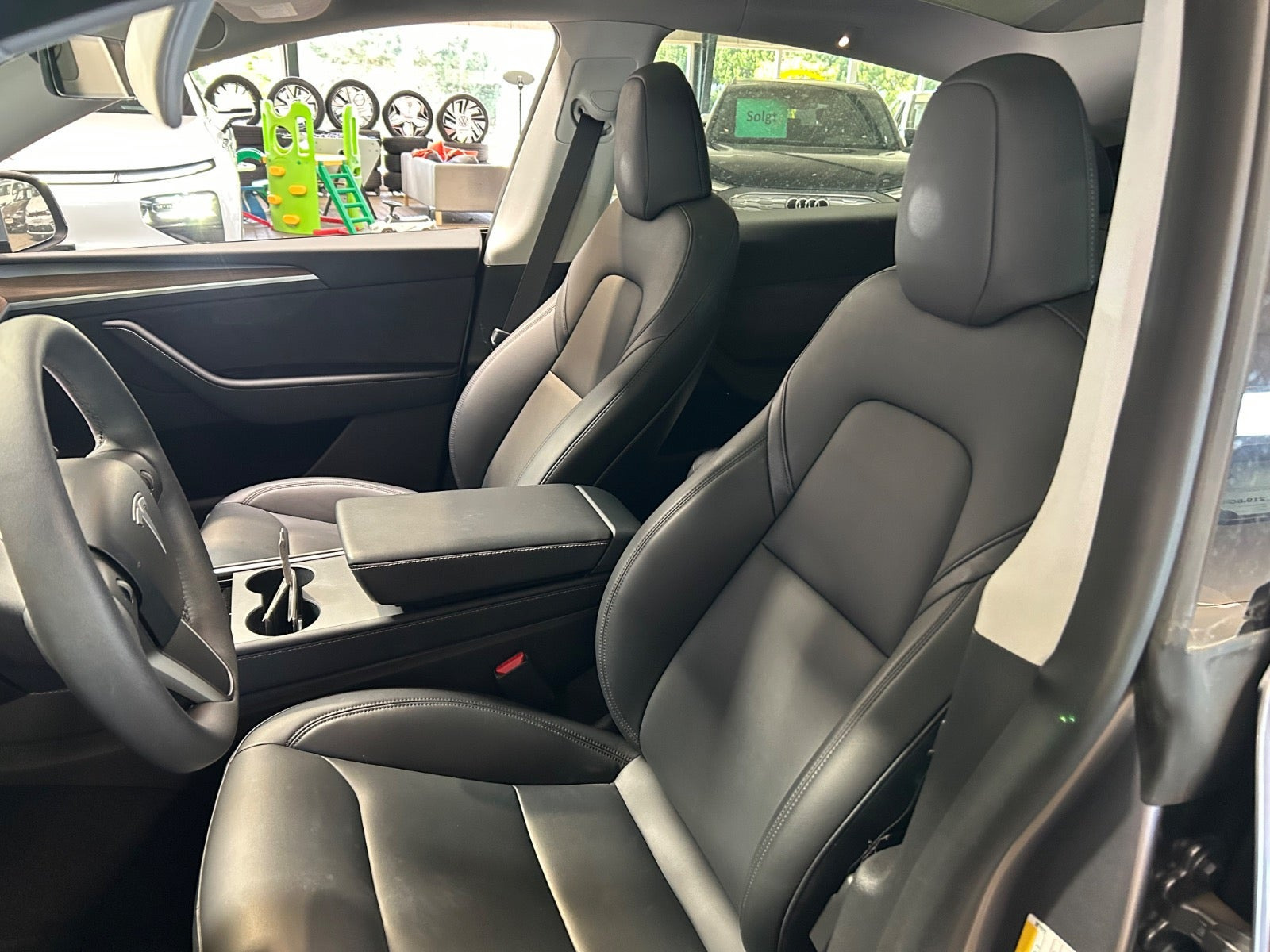 Sølv Tesla Model Y fra 2024