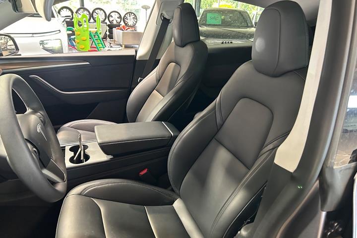 Sølv Tesla Model Y fra 2024