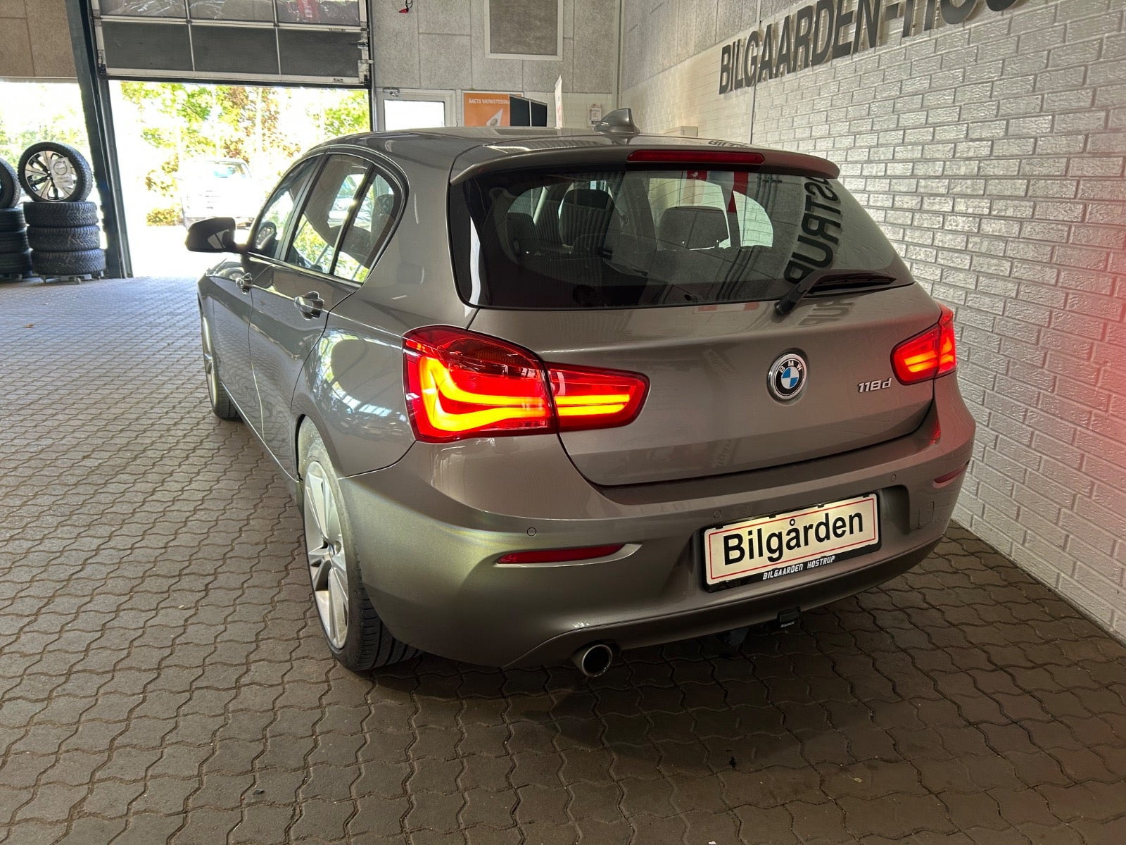 Orange BMW 118d fra 2017