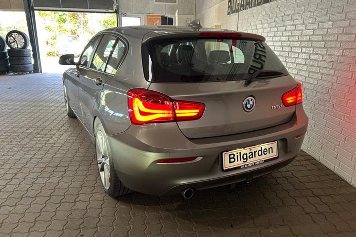 Orange BMW 118d fra 2017