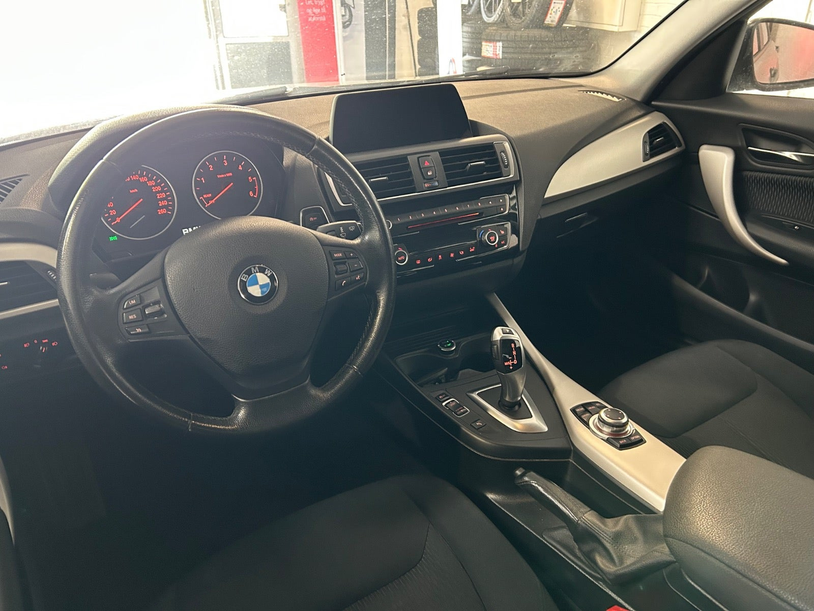 Orange BMW 118d fra 2017