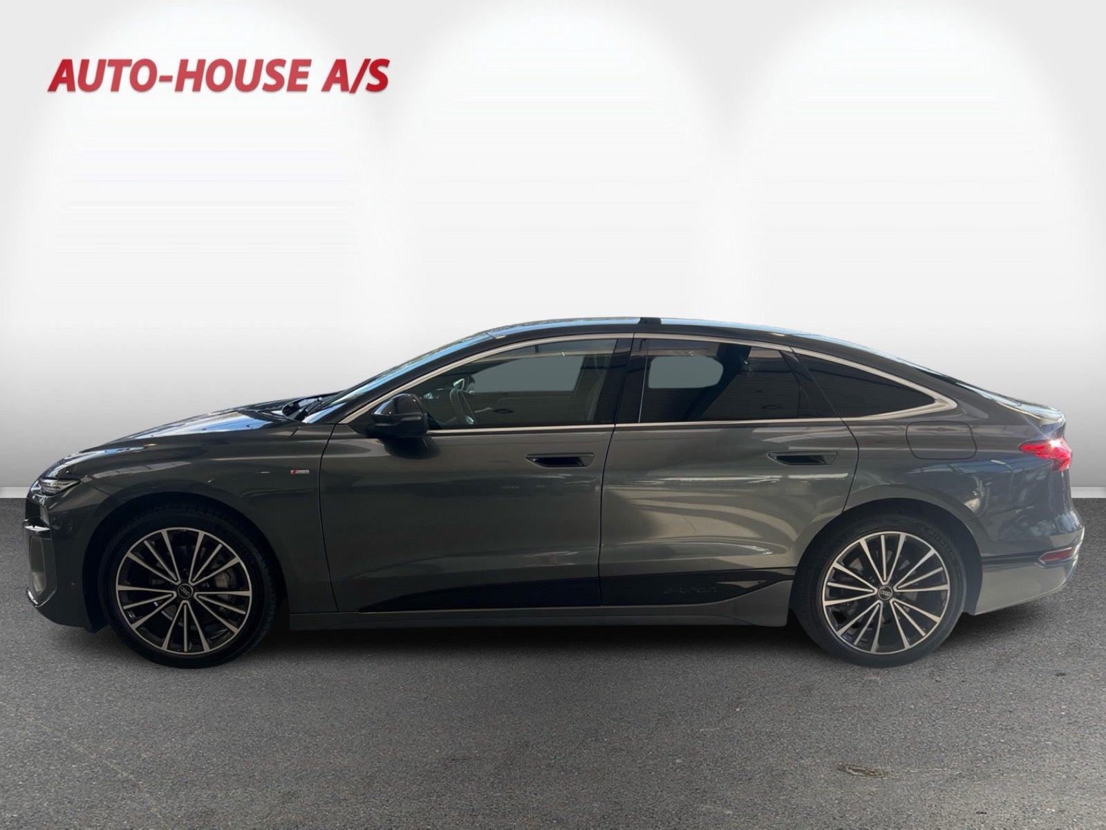 Grå Audi A6 e-tron fra 2025