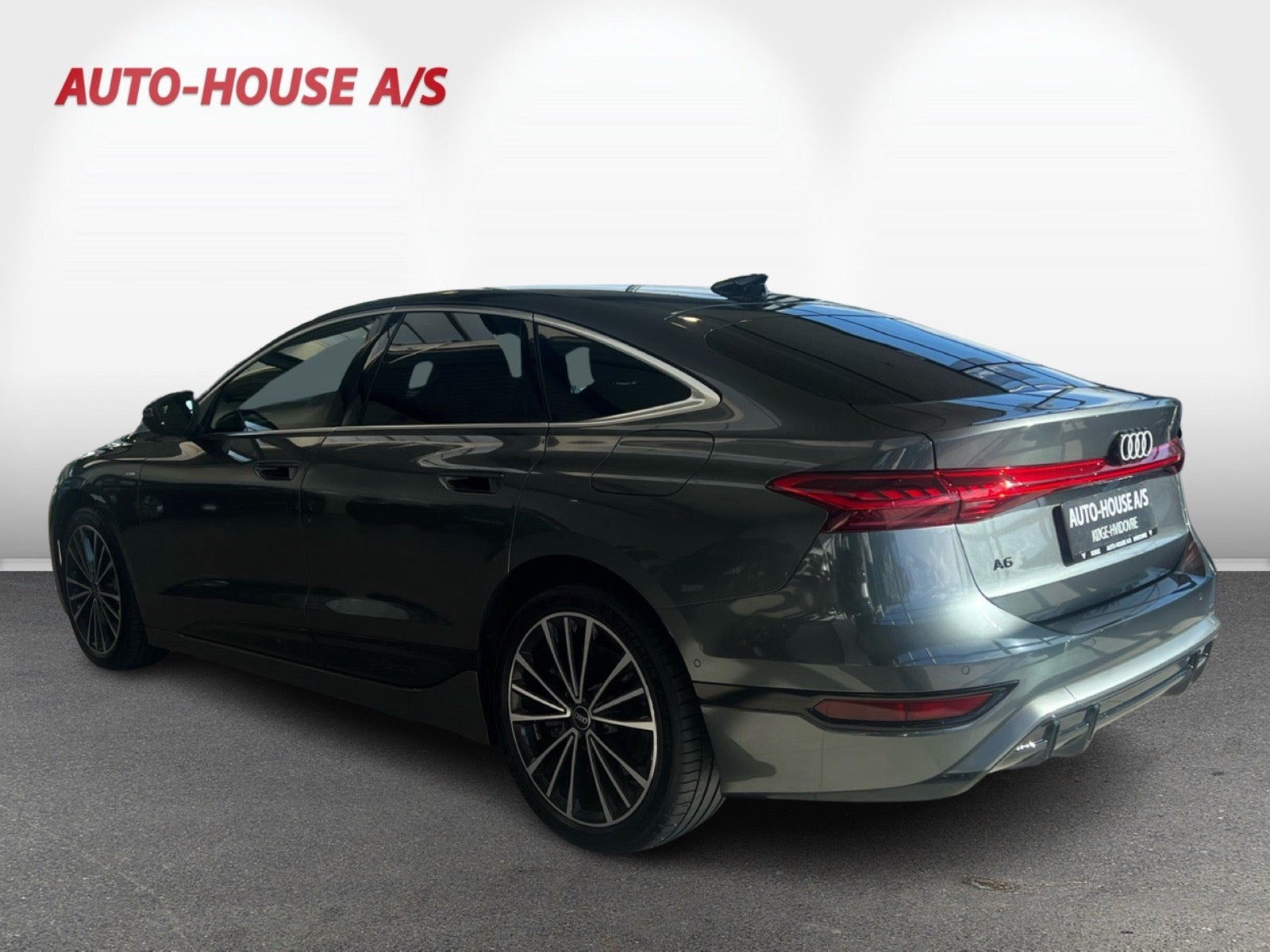 Grå Audi A6 e-tron fra 2025