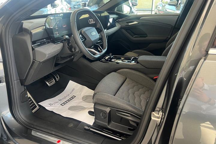 Grå Audi A6 e-tron fra 2025