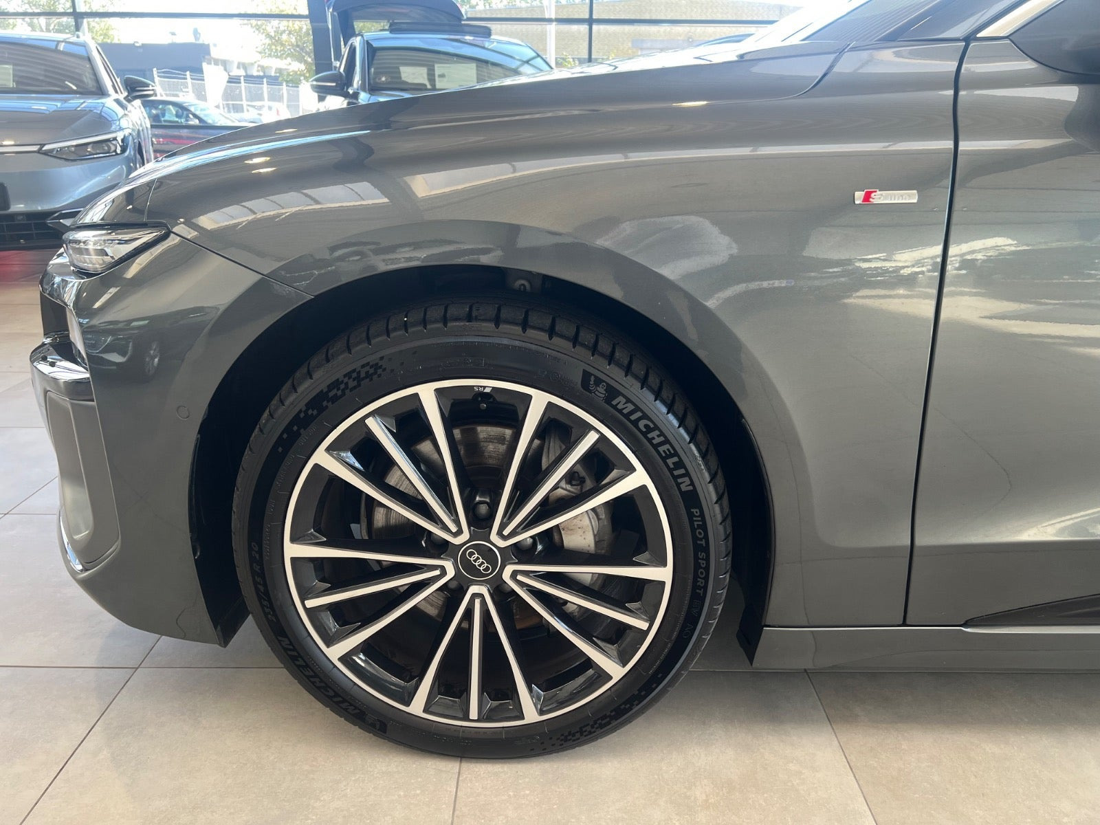 Grå Audi A6 e-tron fra 2025