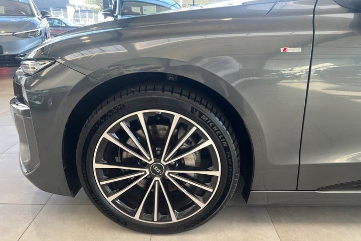 Grå Audi A6 e-tron fra 2025