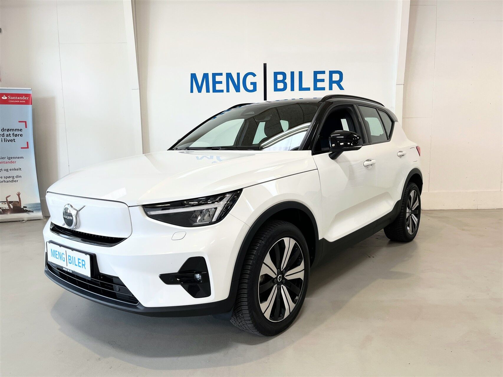 Hvid Volvo XC40 fra 2023 set udefra