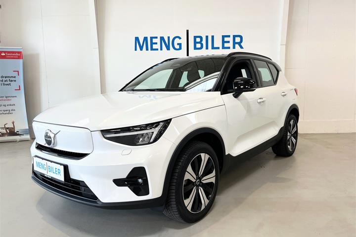 Hvid Volvo XC40 fra 2023 set udefra