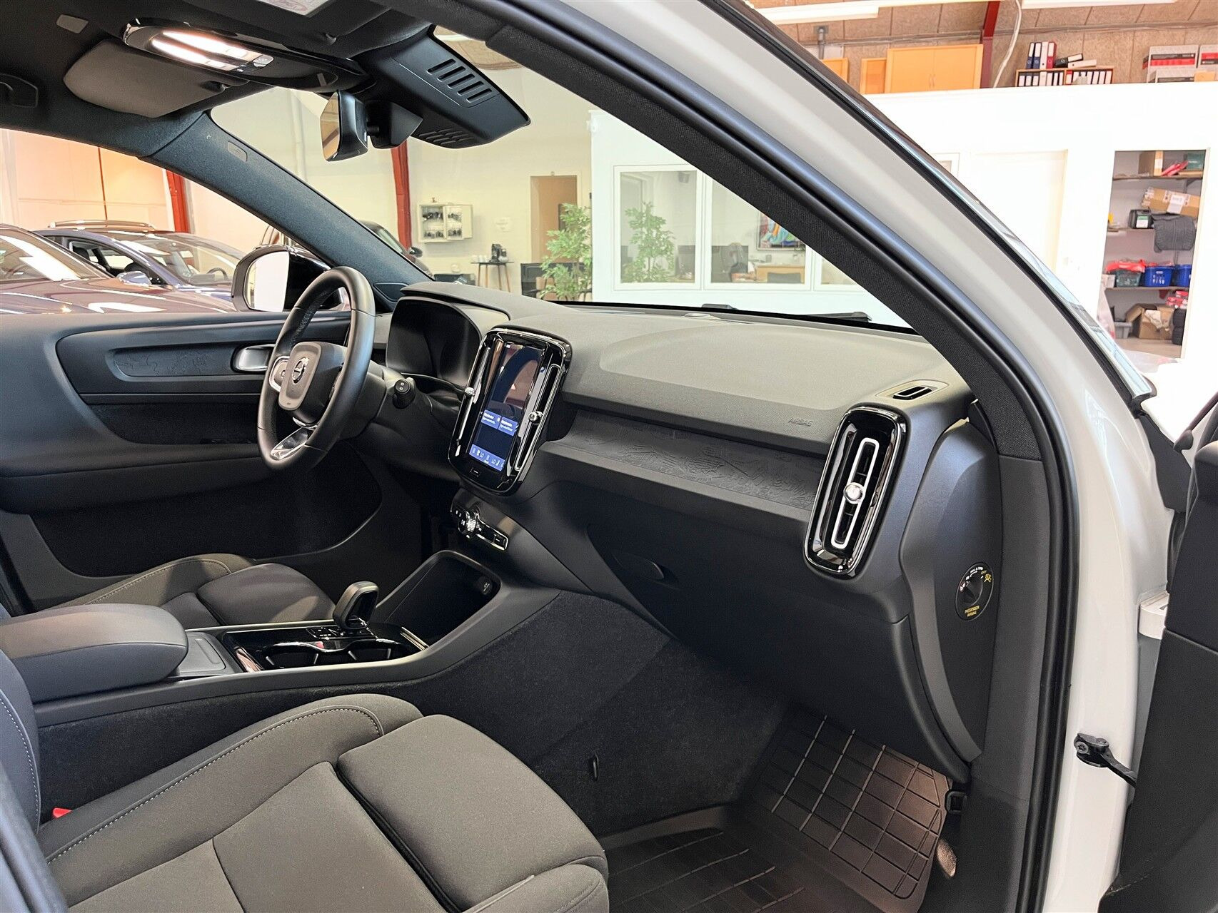 Hvid Volvo XC40 fra 2023