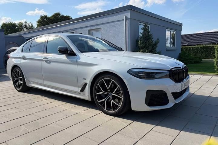 Hvid BMW 530d fra 2021 set udefra