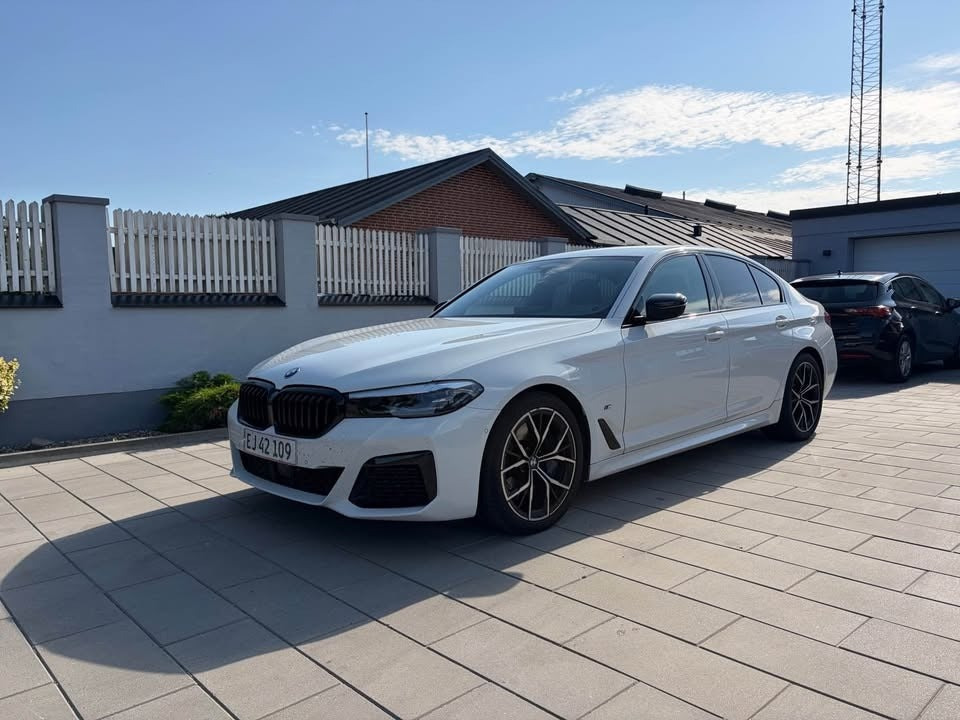 Hvid BMW 530d fra 2021