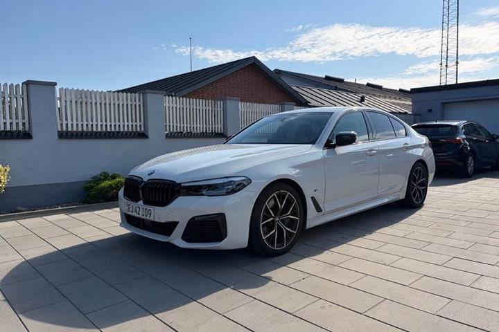 Hvid BMW 530d fra 2021