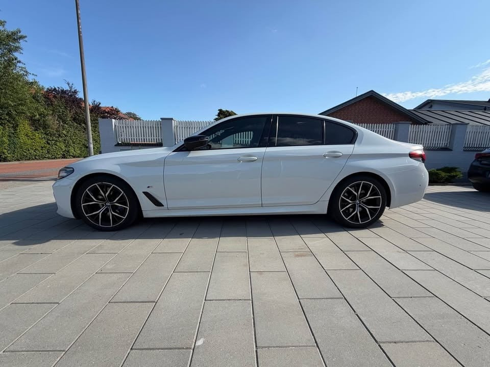 Hvid BMW 530d fra 2021