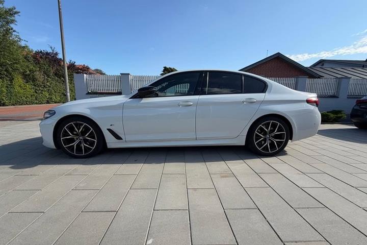 Hvid BMW 530d fra 2021