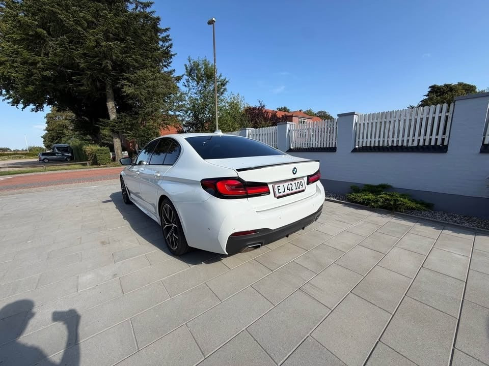 Hvid BMW 530d fra 2021