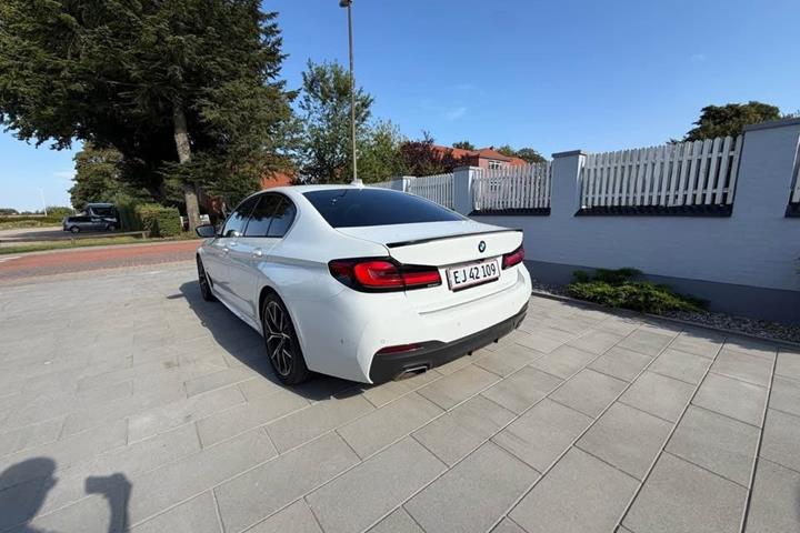 Hvid BMW 530d fra 2021