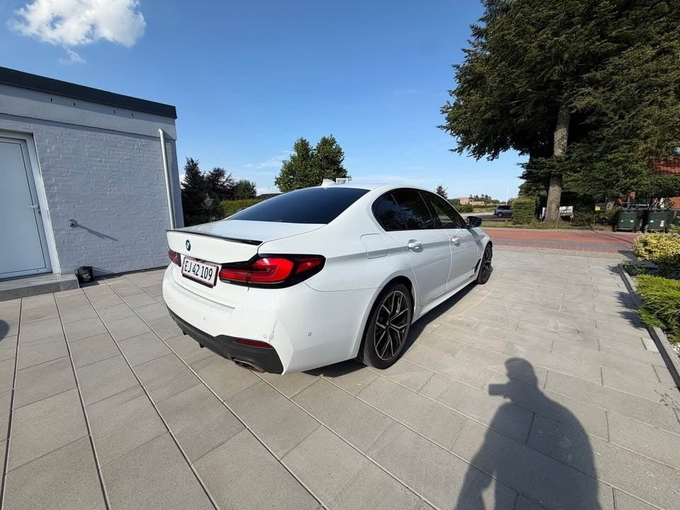 Hvid BMW 530d fra 2021