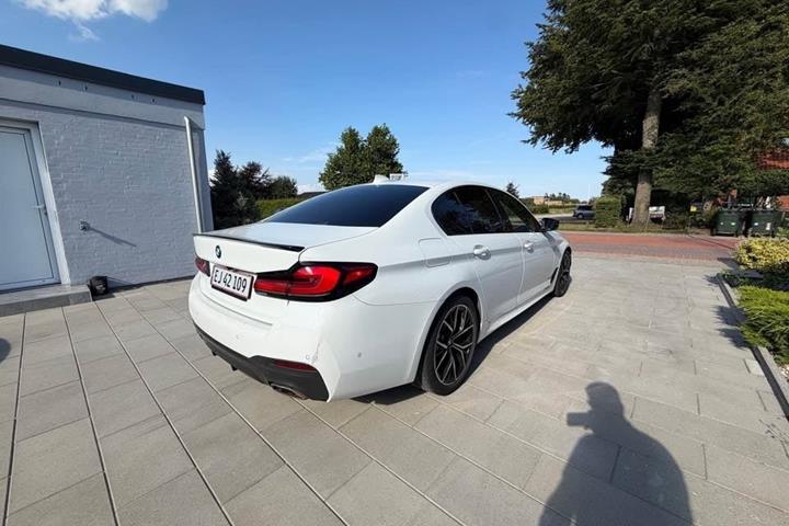 Hvid BMW 530d fra 2021