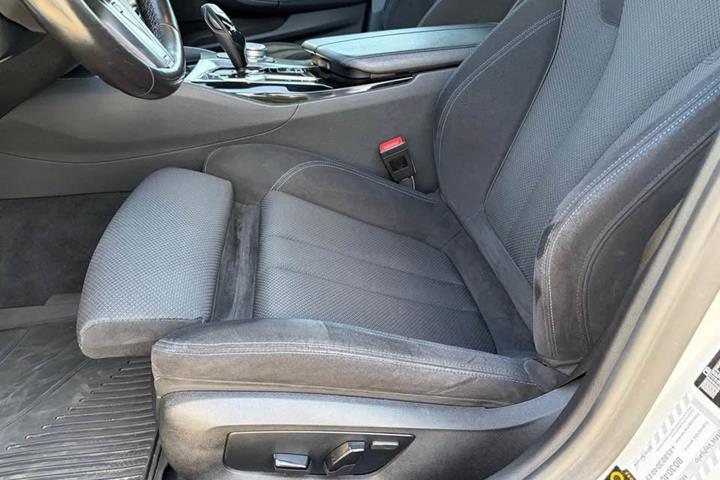 Hvid BMW 530d fra 2021