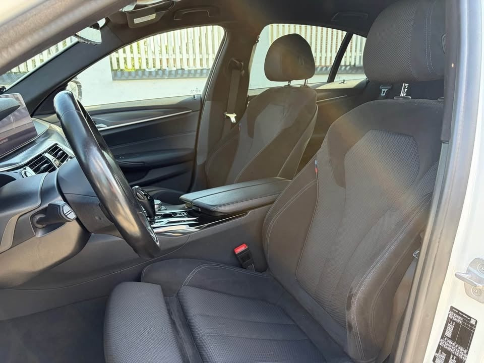 Hvid BMW 530d fra 2021