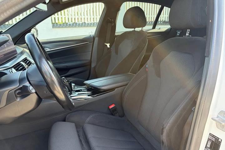 Hvid BMW 530d fra 2021