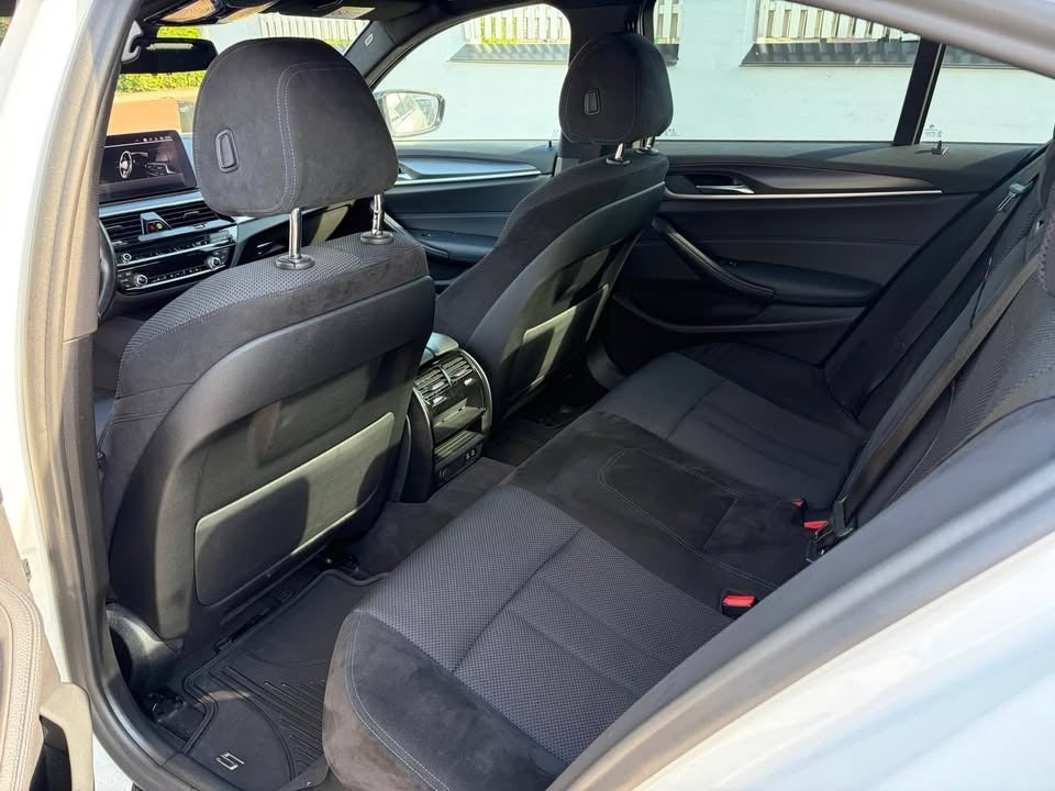 Hvid BMW 530d fra 2021
