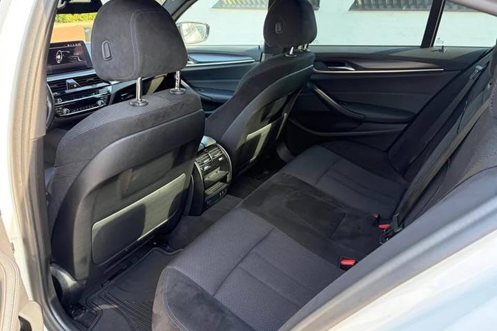 Hvid BMW 530d fra 2021
