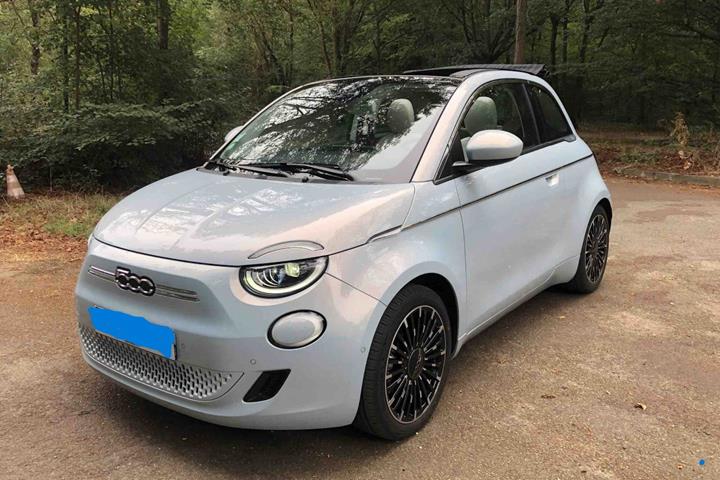 Blå Fiat 500e fra 2022 set udefra