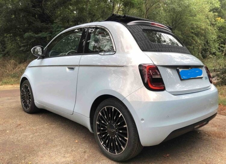 Blå Fiat 500e fra 2022