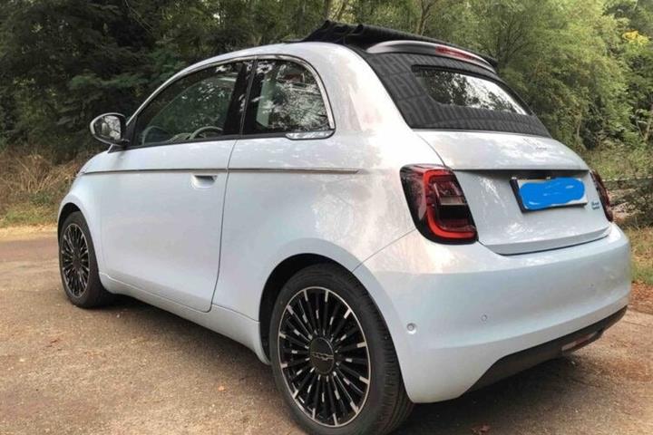 Blå Fiat 500e fra 2022