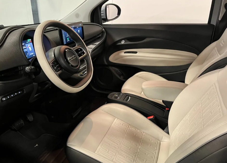 Blå Fiat 500e fra 2022