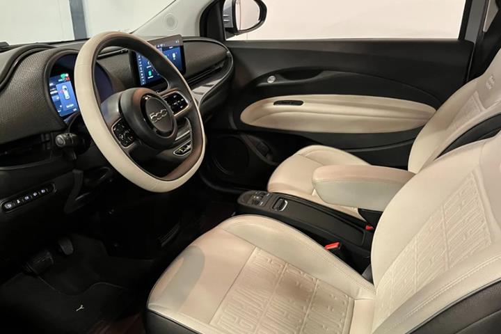 Blå Fiat 500e fra 2022