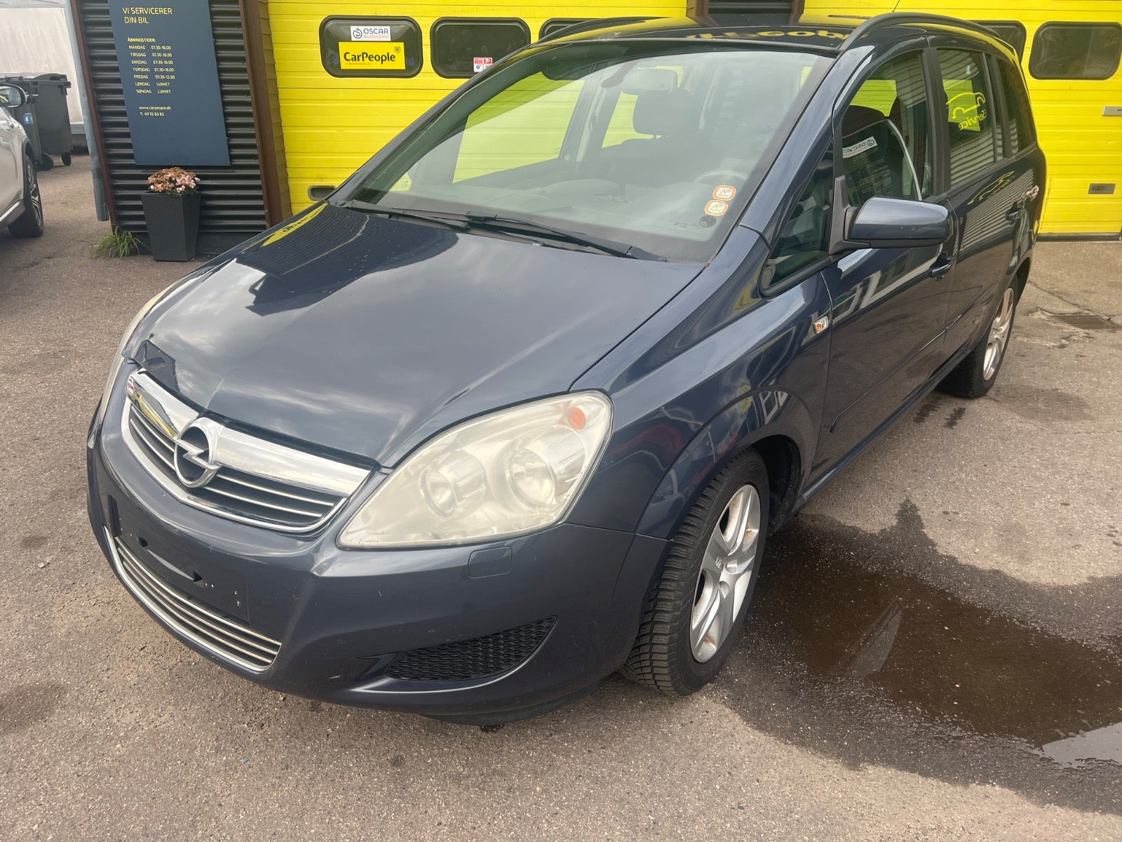 Blå Opel Zafira fra 2009