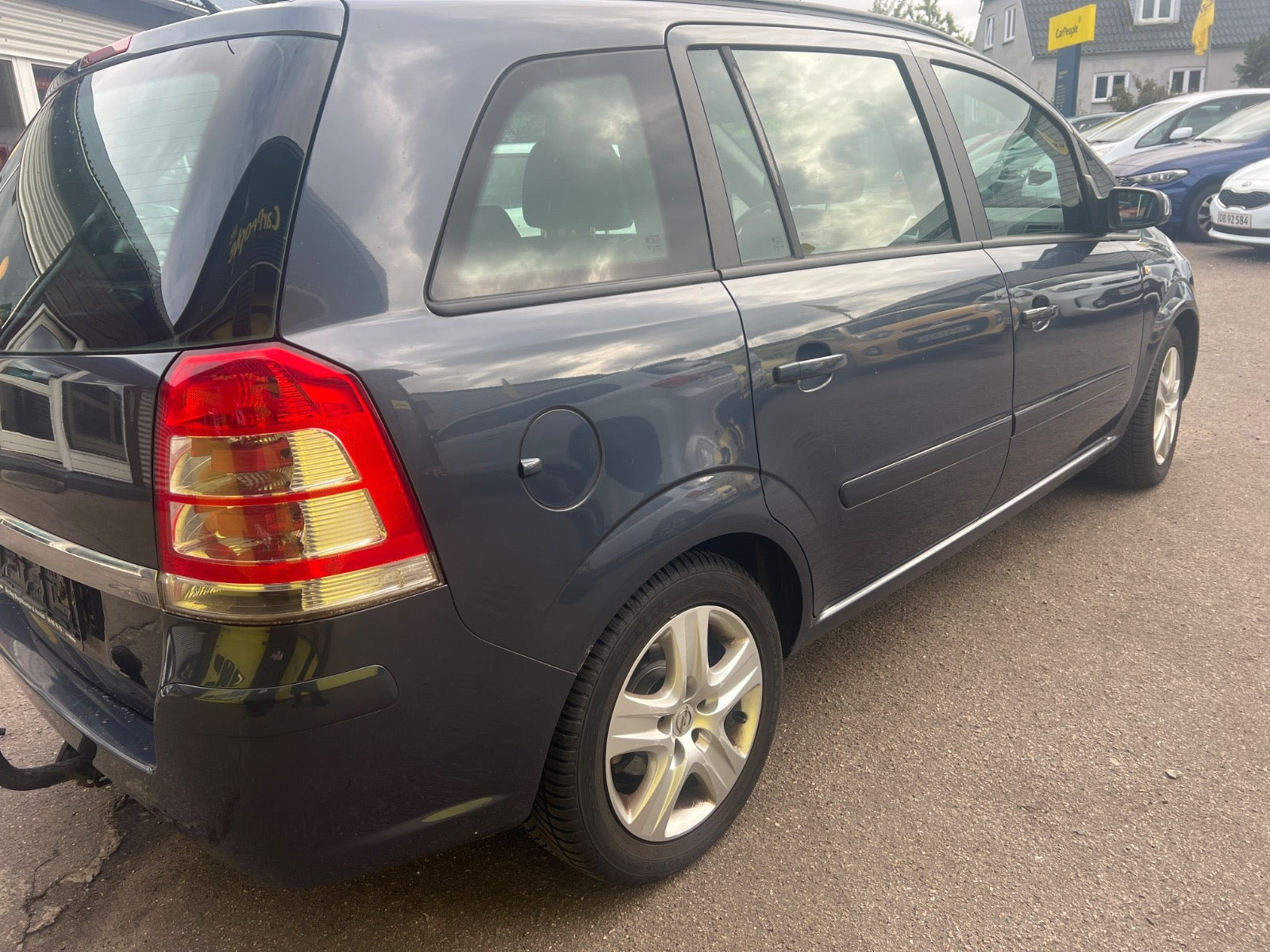Blå Opel Zafira fra 2009