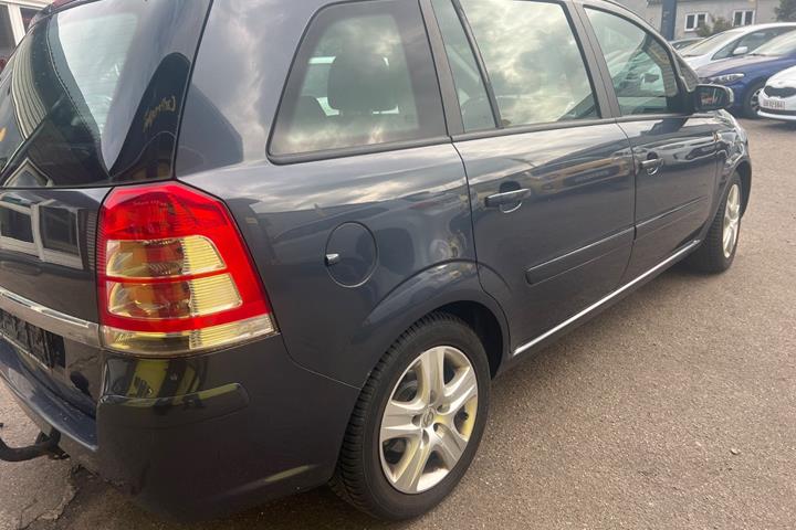 Blå Opel Zafira fra 2009