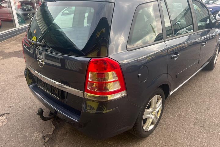 Blå Opel Zafira fra 2009