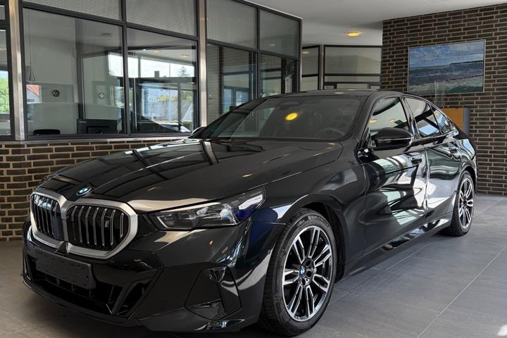 Sort BMW i5 fra 2025