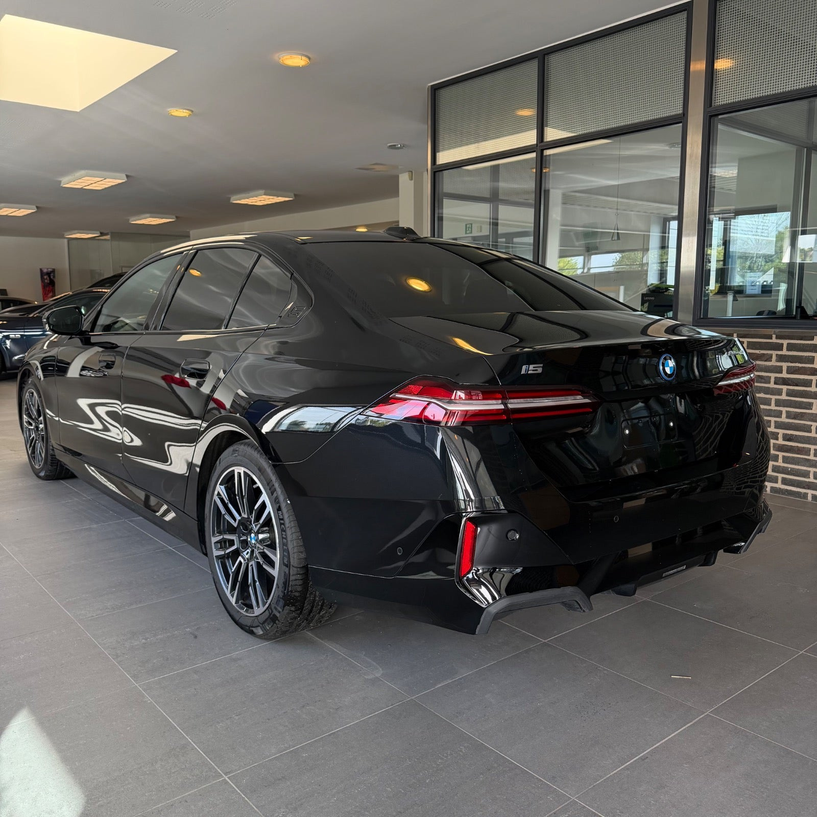 Sort BMW i5 fra 2025