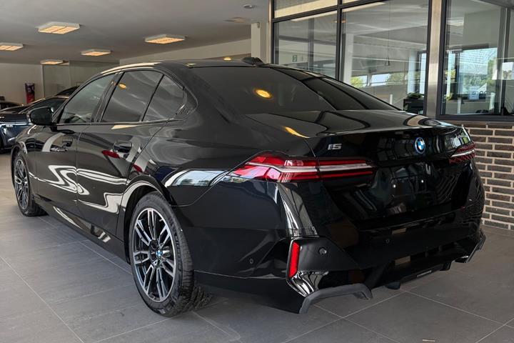 Sort BMW i5 fra 2025