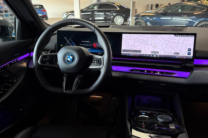 Sort BMW i5 fra 2025